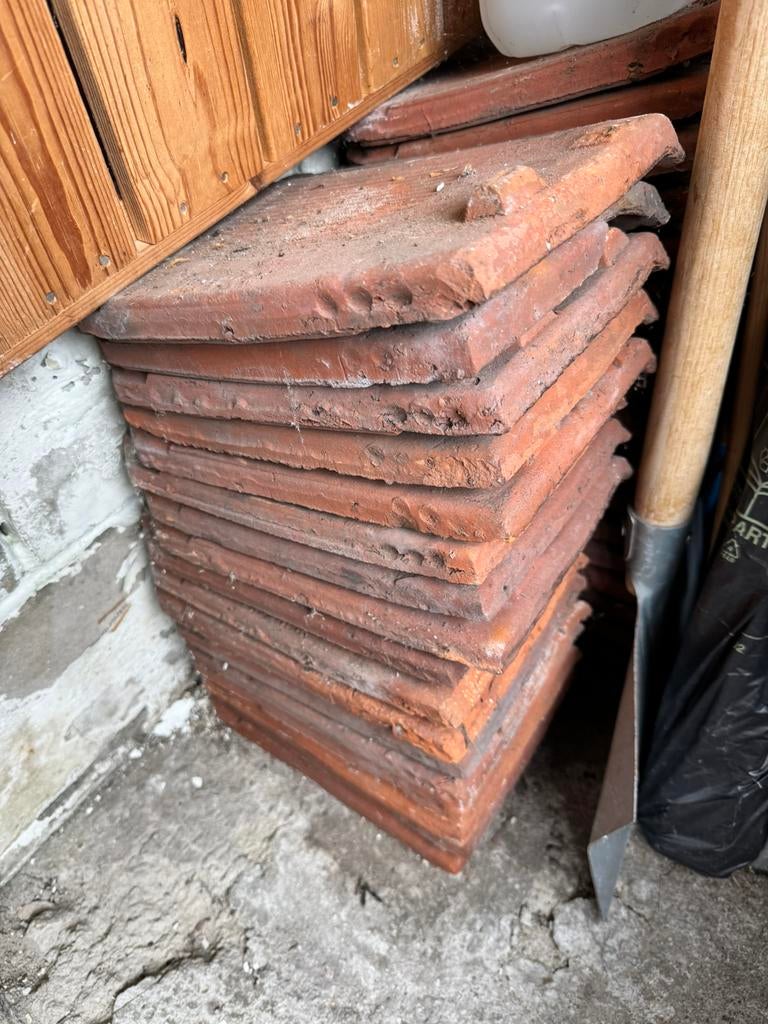 Dakpannen plusminus 35 stuks, Ophalen, Steen of Klei, Zo goed als nieuw, 15 m² of meer