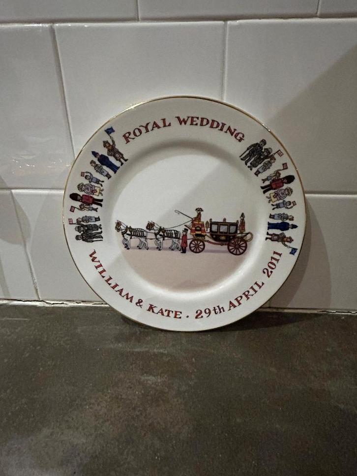 Commemorative Plate Royal Wedding William & Kate, Verzamelen, Koninklijk Huis en Royalty, Zo goed als nieuw, Servies, Buitenland
