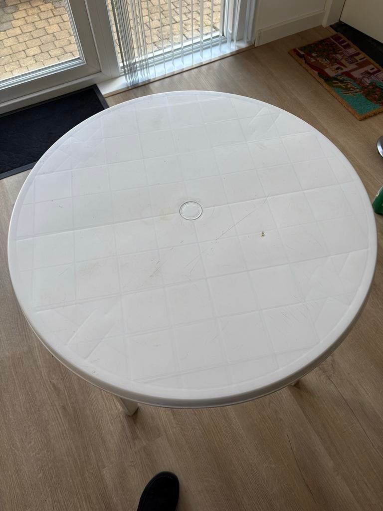 Witte plastic buitentafel met parasolopening, Tuin en Terras, Tuintafels, Ophalen, Gebruikt, Rond, Plastic