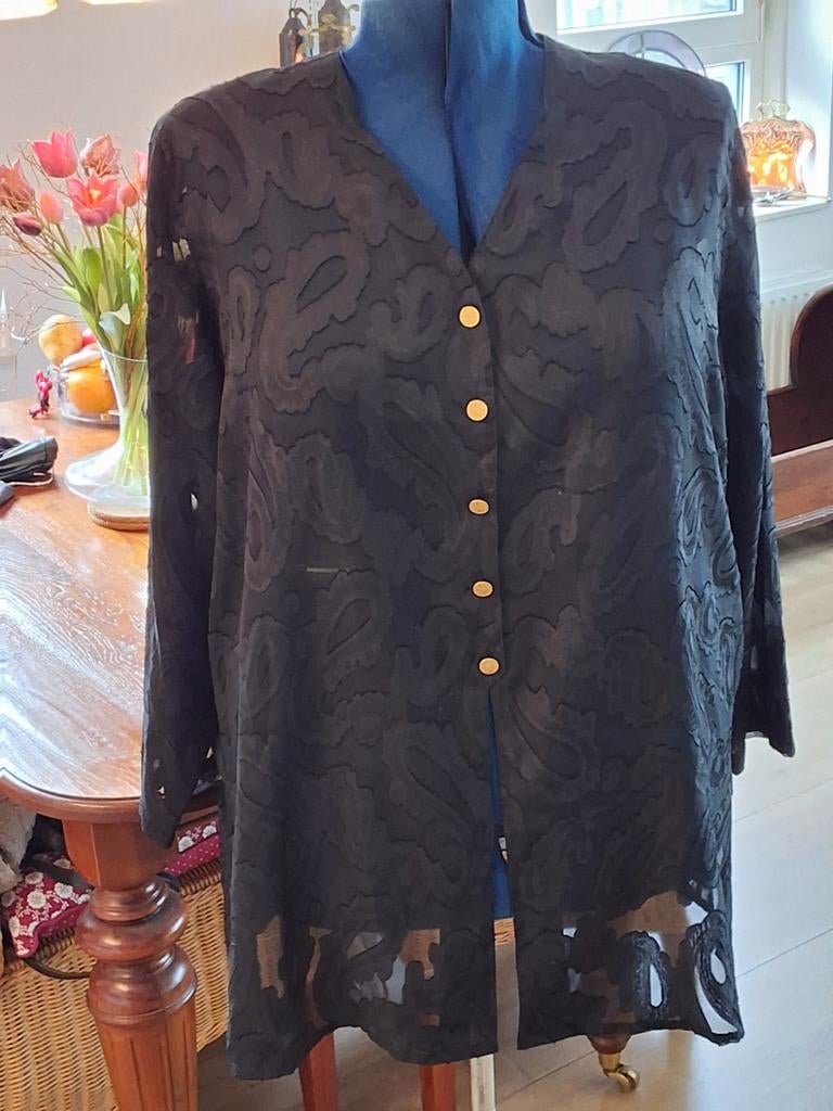 Zwarte blouse met paisley patroon en gouden knopen, Kleding | Dames, Blouses en Tunieken, Onbekend, Ophalen of Verzenden, Zo goed als nieuw
