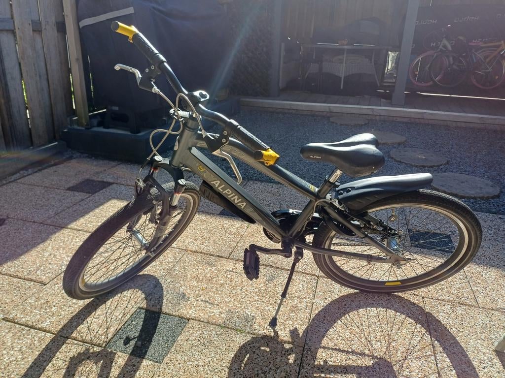 Zwarte Alpina fiets met gele accenten, Fietsen en Brommers, Fietsen | Dames | Damesfietsen, Ophalen of Verzenden