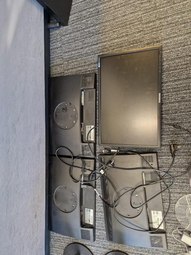 Meerdere beeldschermen met bureausteun + staande voet, Computers en Software, Monitoren, Ophalen, Gebruikt, Overige typen, Onbekend