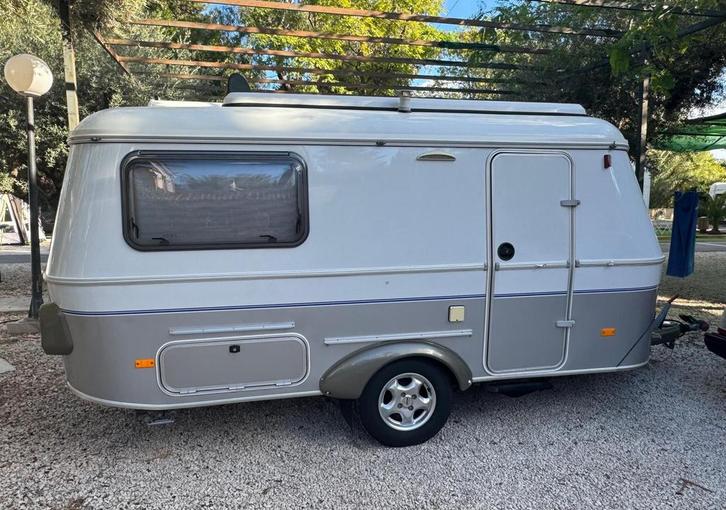 Eriba Touring GT 410  2004   Zeldzaam zo mooi !, Caravans en Kamperen, Caravans, Particulier, tot en met 3, 750 - 1000 kg, Standaardzit