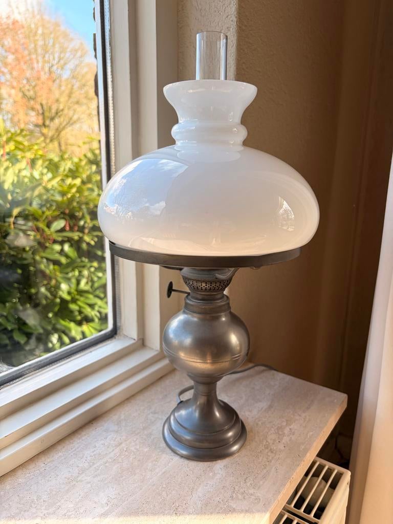 Tinnen olielamp met glazen kap, omgebouwd naar elektriciteit, Antiek en Kunst, Antiek | Lampen, Ophalen of Verzenden