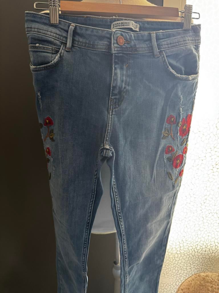 Nieuwe Zara Basic spijkerbroek met bloemen maat 38, Ophalen of Verzenden, Nieuw, Blauw, W30 - W32 (confectie 38/40)