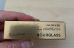 Hourglass Unlocked Satin Crème Lipstick - 310 Sahara, Nieuw, Ophalen of Verzenden, Zo goed als nieuw, Lippen