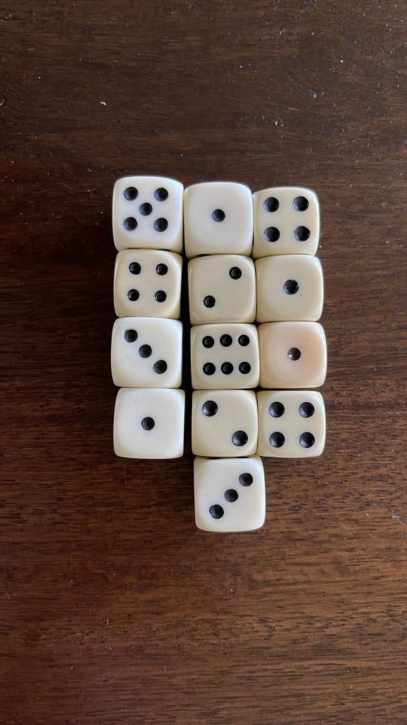 Dobbelstenen creme los, Vijf spelers of meer, Ophalen of Verzenden, Nieuw