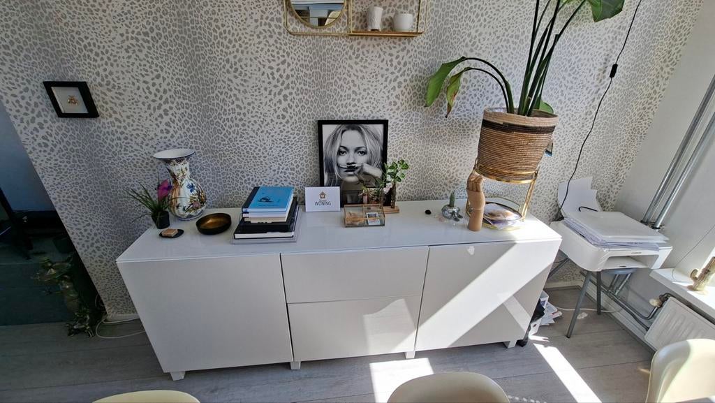 IKEA Besta dressoir hoogglans wit met glasplaat, Huis en Inrichting, Kasten | Dressoirs, Zo goed als nieuw, 150 tot 200 cm, 25 tot 50 cm