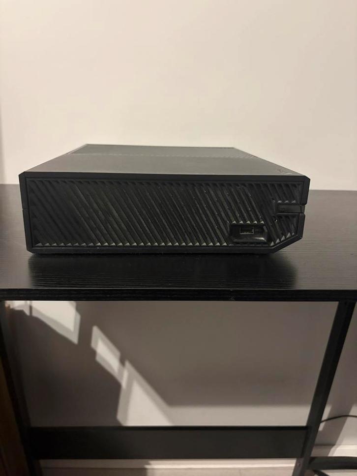 Xbox One met 2 controllers, Spelcomputers en Games, Spelcomputers | Xbox One, Gebruikt, Xbox One, 500 GB, Met 2 controllers, Met games