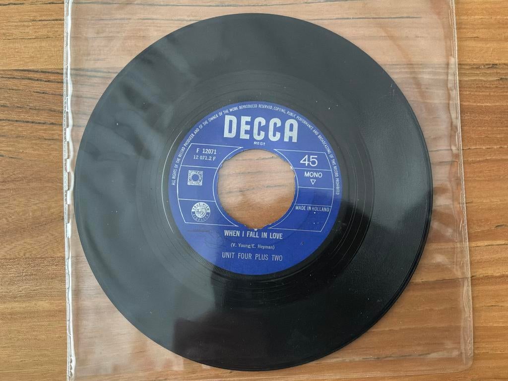 Unit Four Plus Two - When I Fall In Love / Concrete And Clay, Gebruikt, 7 inch, Single, Ophalen of Verzenden