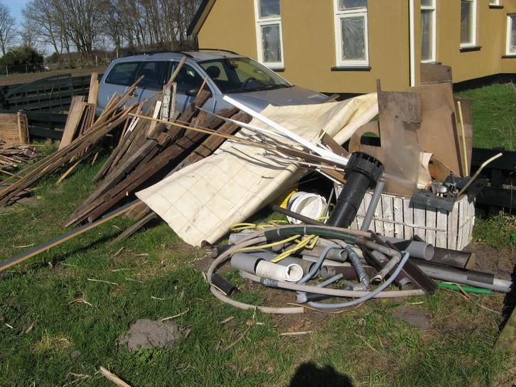 GRATIS, hout, klinkers, grindtegels, tuinstoelen, palen ect, Diversen, Rommelmarktspullen, Gebruikt, Ophalen