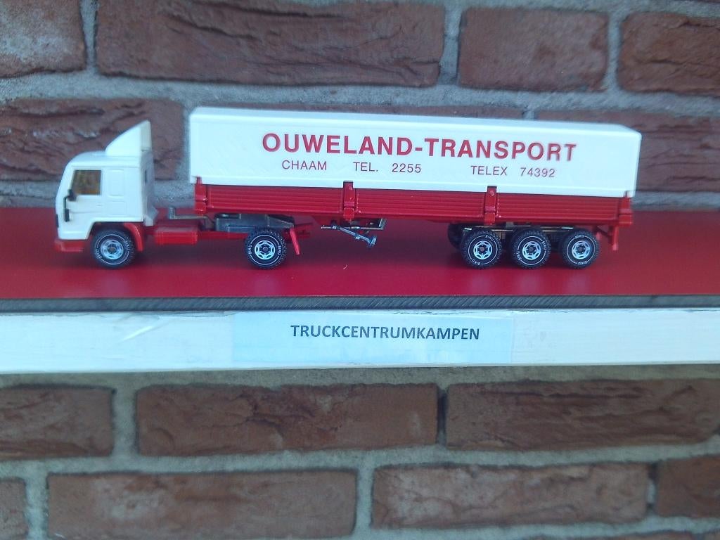 Siku  Volvo  FL7  met  oplegger  van  Ouweland.