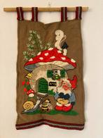 Geborduurd wandkleed met kabouter en paddenstoel, Antiek en Kunst, Ophalen of Verzenden