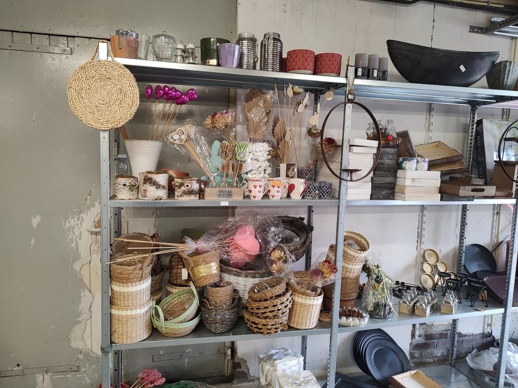 Stelling vol decoratie spullen, Ophalen, Nb, Nb, Nb