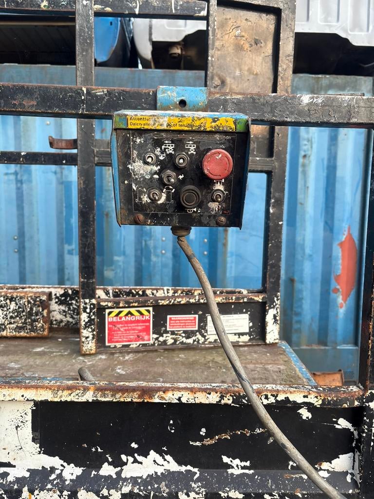 Hoogwerker. Schaar hoogwerker. Holland lift, Ophalen, Gebruikt, IJzer