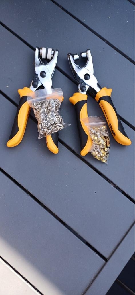 Twee oogjestangen met oogjes. Bijna gratis, Hobby en Vrije tijd, Ophalen of Verzenden, Zo goed als nieuw, Gereedschap of Toebehoren