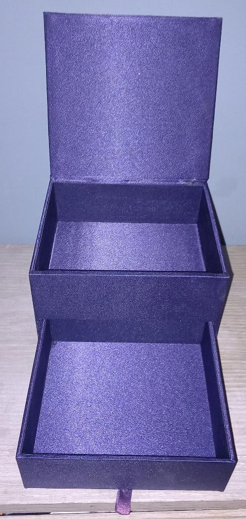 2 mooie sieraden doosje + Toilettas van Thierry Mugler +meer, Verzamelen, Ophalen of Verzenden, Zo goed als nieuw, Miniatuur