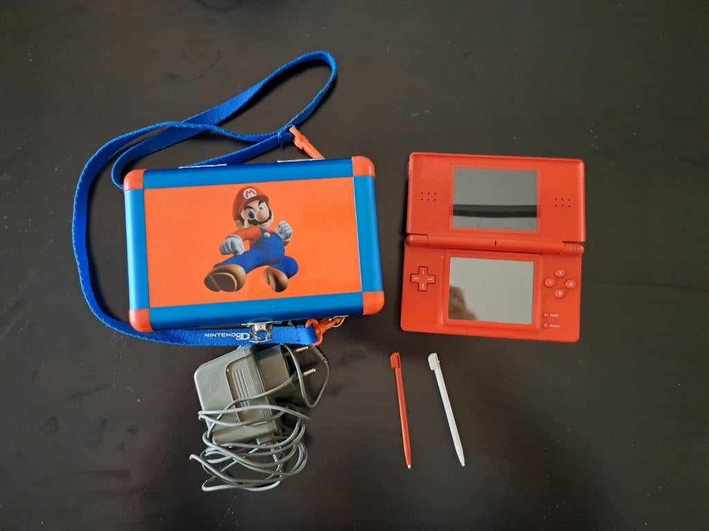 Nintendo DS Lite Rood met opbergkoffer, adapter en 5 spellen, Spelcomputers en Games, Ophalen, Gebruikt, DS Lite, Met beschermhoes of tas