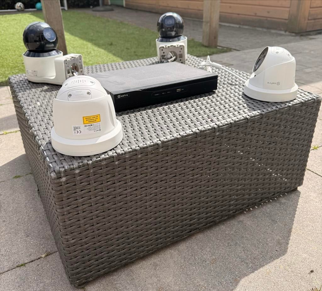Beveiligingscamerasysteem met 4 camera's en recorder, Audio, Tv en Foto, Videobewaking, Zo goed als nieuw, Buitencamera, Ophalen