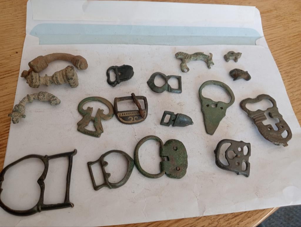 Lot Romeinse gespen, Leeuwen fibula en dierenhangers, Ophalen of Verzenden