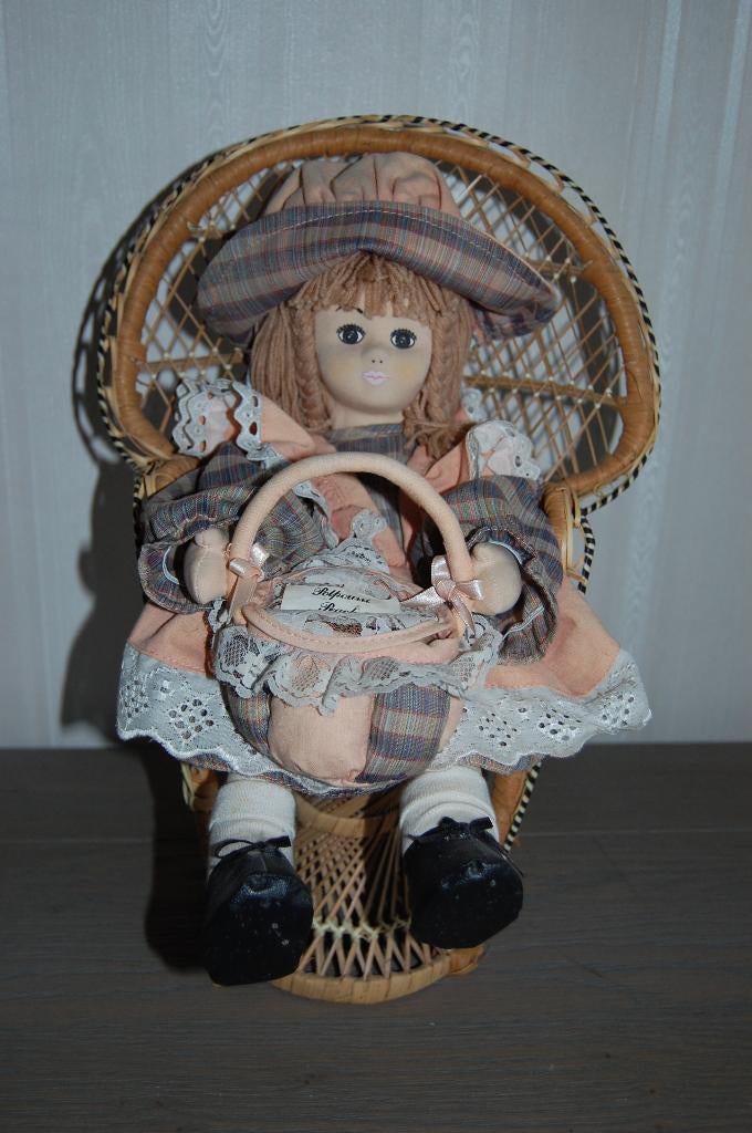 Pop met potpourri mandje in rietenstoel, Ophalen, Gebruikt, Pop