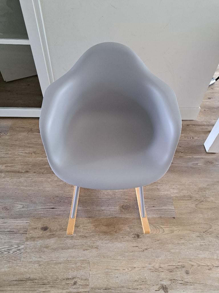 Grijze schommelstoel, Ophalen, Kunststof, Gebruikt, Eén