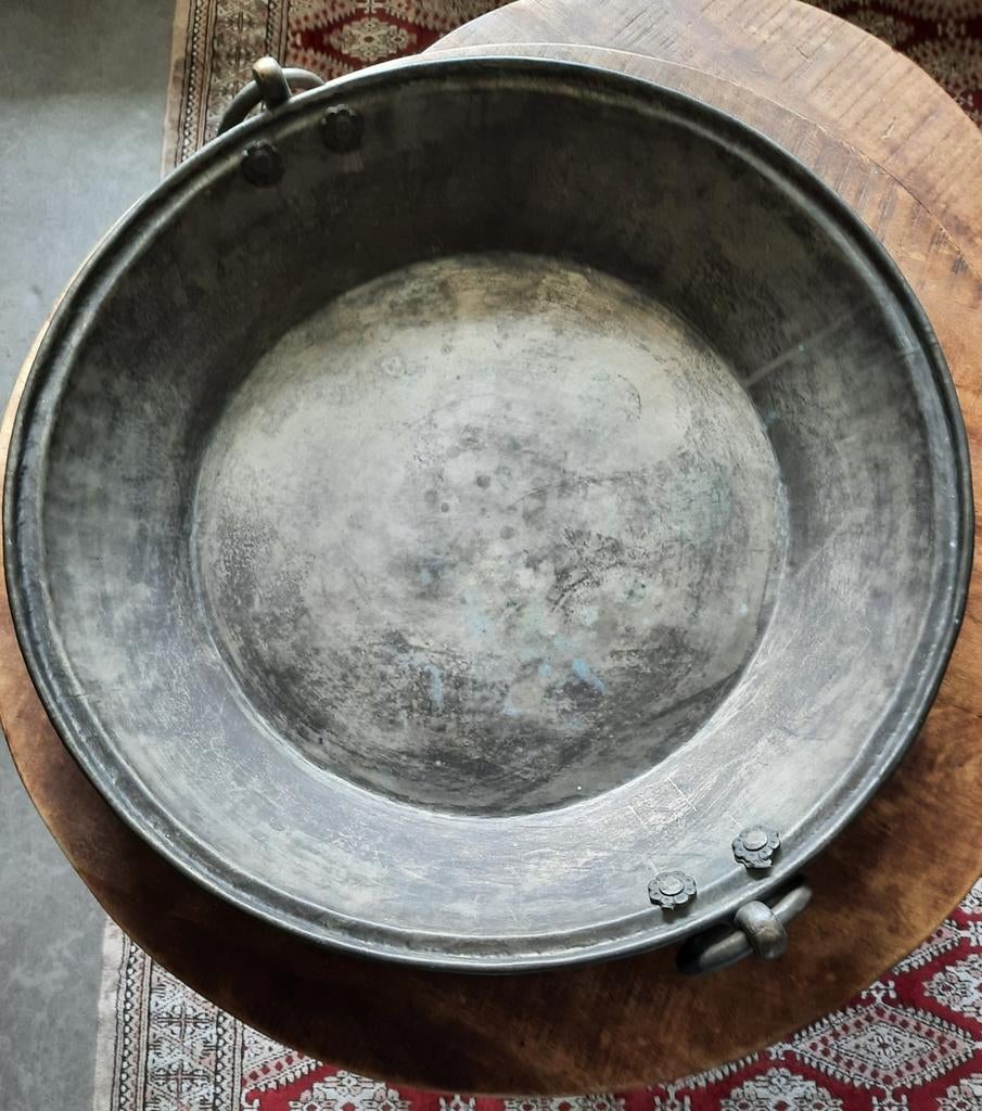 Bronzen schaal,onderkant en zijkant bewerkt., Antiek en Kunst, Ophalen