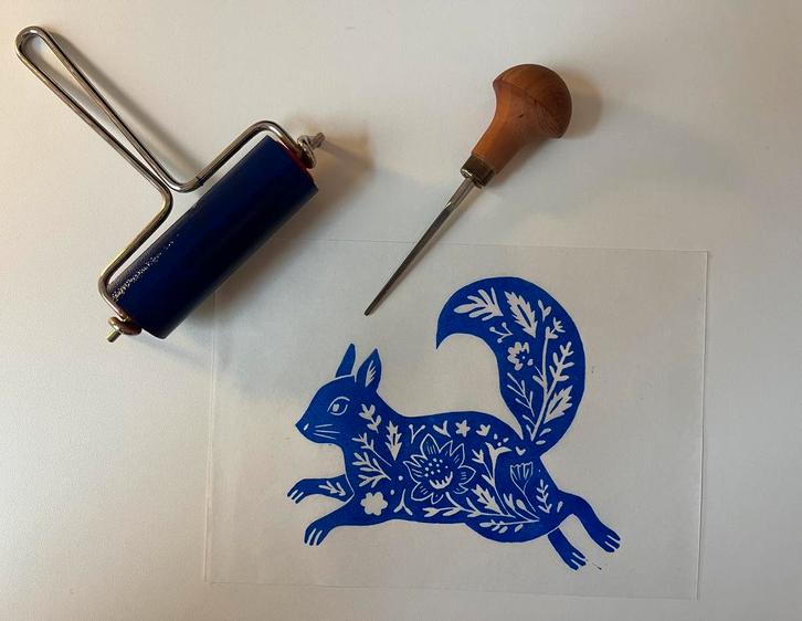 Handgemaakte linoprint eekhoorn blauw A5 formaat, Huis en Inrichting, Woonaccessoires | Schilderijen, Tekeningen en Foto's, Nieuw