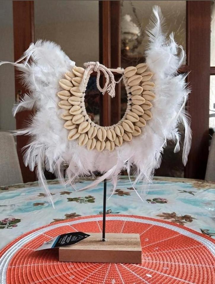 Decoratieve Veren en Schelpen Halsketting op Standaard, Huis en Inrichting, Woonaccessoires | Overige, Zo goed als nieuw, Ophalen of Verzenden