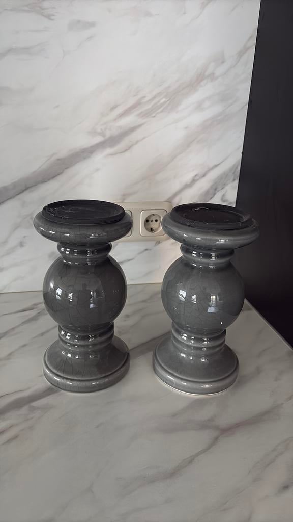 2 grijze kandelaars, Huis en Inrichting, Ophalen, Zo goed als nieuw, Overige materialen, Minder dan 25 cm