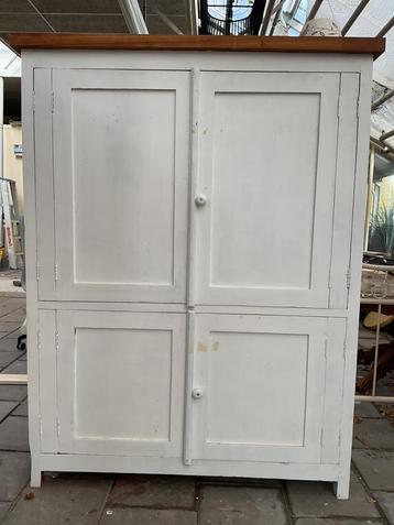 Kast wit geschilderd opknapper beschikbaar voor biedingen