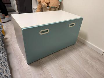 Leuke blauwe witte speelgoedkist beschikbaar voor biedingen