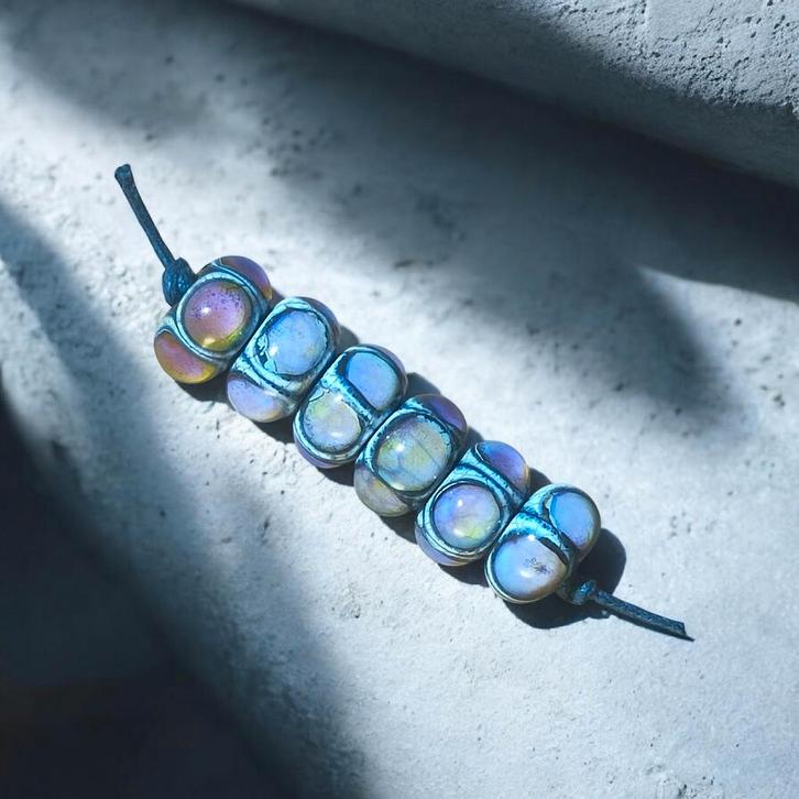 Set van zes lampwork glaskralen met roze oranje accenten, Hobby en Vrije tijd, Kralen en Sieraden maken, Nieuw, Kraal, Ophalen of Verzenden