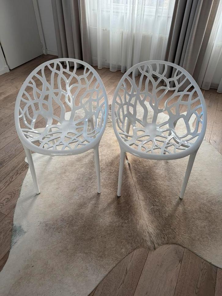 2 prachtige kunststof kuipstoelen wit, Huis en Inrichting, Stoelen, Zo goed als nieuw, Twee, Kunststof, Wit, Ophalen