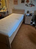Bijna nieuwe bed met nachtkastje en matras, Ophalen of Verzenden, Zo goed als nieuw, Eenpersoons, Modern