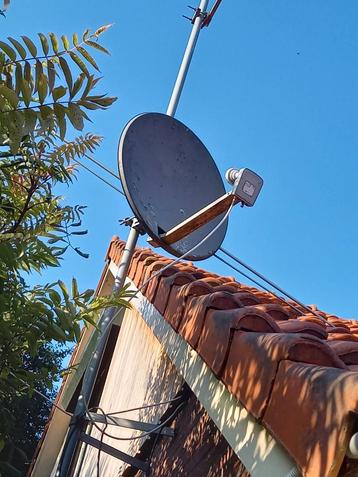Gratis op te halen satelliet schotel met beugel beschikbaar voor biedingen