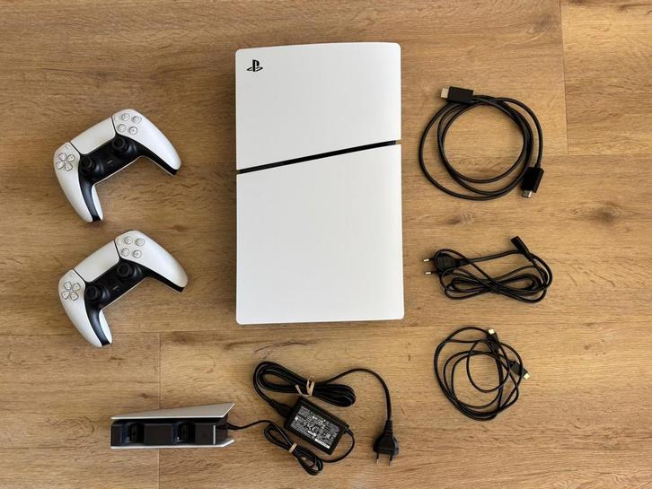 PlayStation 5 Slim Digital Edition + 2 controllers/oplaadst., Spelcomputers en Games, Spelcomputers | Sony PlayStation 5, Zo goed als nieuw