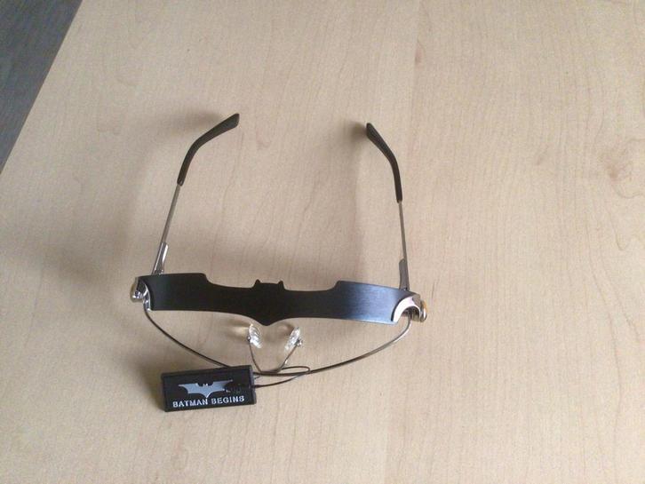 BATMAN BEGINS 60 stuks collectors item, Sieraden, Tassen en Uiterlijk, Zonnebrillen en Brillen | Heren, Zo goed als nieuw, Zonnebril