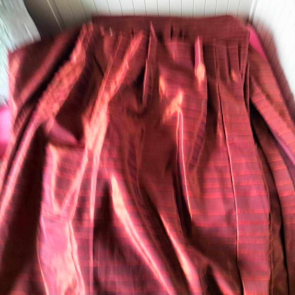 3 prachtige rode zijden gordijnen (245 cm hoog, 467 breed), Huis en Inrichting, Stoffering | Gordijnen en Lamellen, Zo goed als nieuw