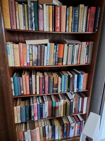 Gratis Boekenkast beschikbaar voor biedingen