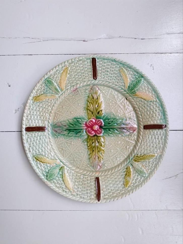 Prachtig! Bord Majolica Barbotine gebloemd, Antiek en Kunst, Antiek | Servies los, Ophalen of Verzenden