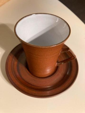 Vintage Bruine Kop en Schotel beschikbaar voor biedingen