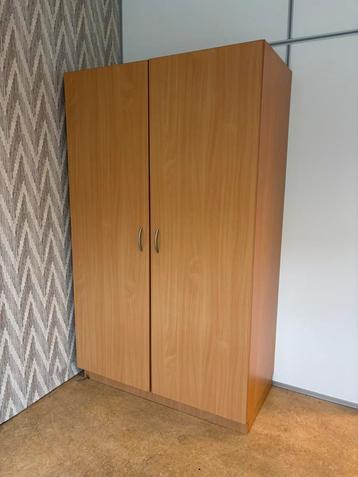 Gratis Garderobekast kledingkast houtkleur beschikbaar voor biedingen