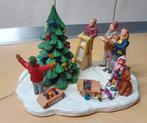 Lemax lighting the tree, retired, Lemax figuur Kerstdorp, Diversen, Kerst, Ophalen of Verzenden