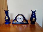 Klokstel; Pendule met 2 bijbehorende vazen in het blauw, Verzenden, Nieuw, Analoog, Staande klok