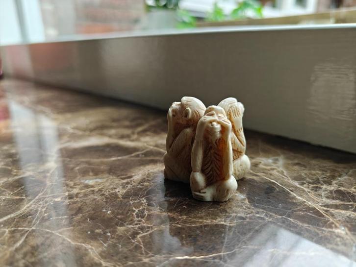 Drie wijze aapjes + zen-kat miniatuur, Verzamelen, Beelden en Beeldjes, Gebruikt, Dier, Ophalen of Verzenden