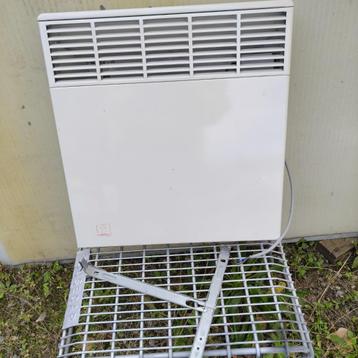 De kachel/vorstconvector beschikbaar voor biedingen