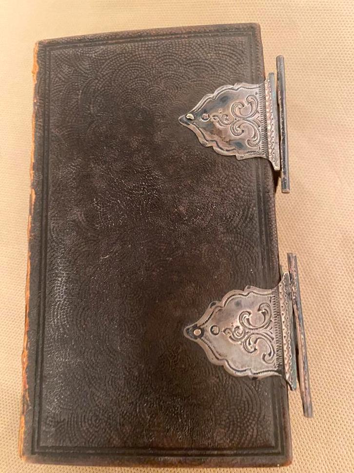 Bijbel met zilveren sloten: vaste prijs 175 E, Antiek en Kunst, Antiek | Boeken en Bijbels, Ophalen of Verzenden