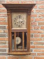 wandklok antiek met slinger in houten huis, Huis en Inrichting, Woonaccessoires | Klokken, Ophalen of Verzenden