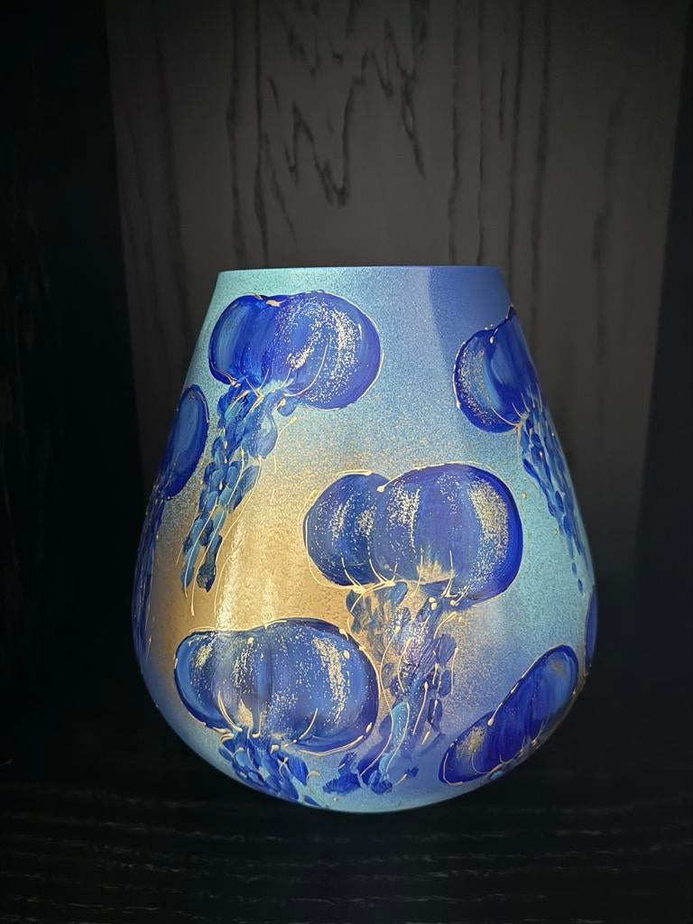 Vaas Tasman M jellyfish - Vase The World, Huis en Inrichting, Woonaccessoires | Vazen, Nieuw, Blauw, Minder dan 50 cm, Glas, Ophalen of Verzenden